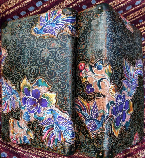 Reiskoffer met oud batikstof, batik en sepia-inkt